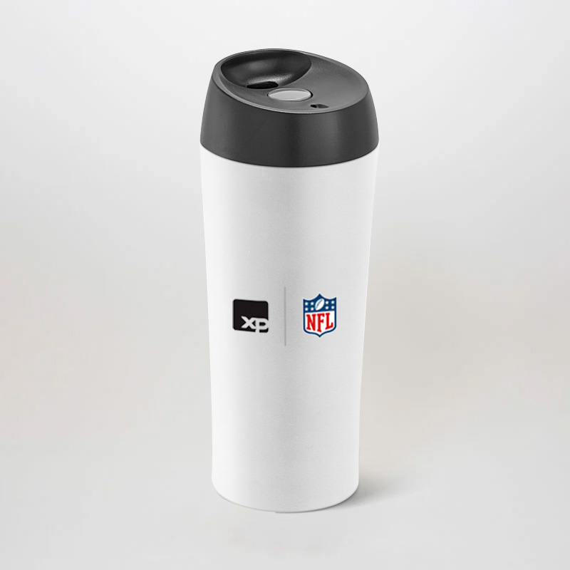 copo de viagem térmico branco collab XP & NFL