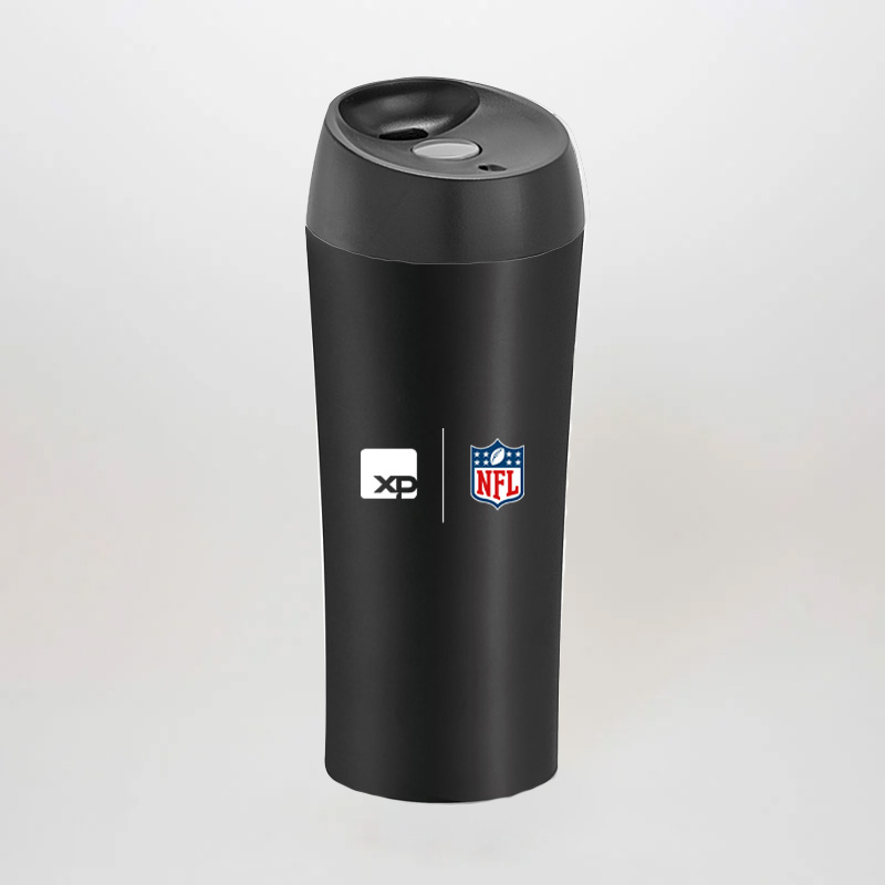 copo de viagem térmico preto collab XP & NFL